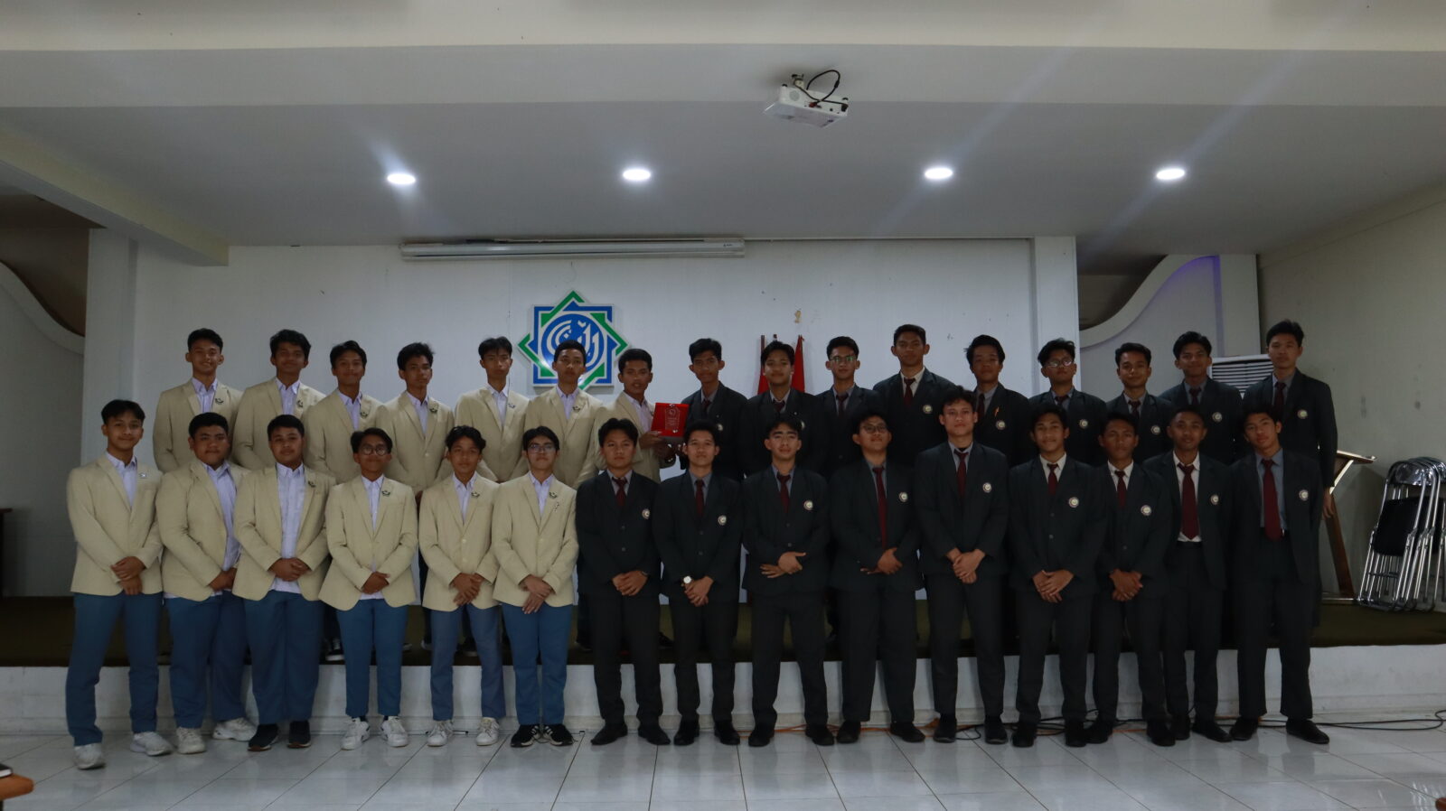 Studi Banding BEM As-Syifa Boarding School Jalancagak Subang ke SMA ...